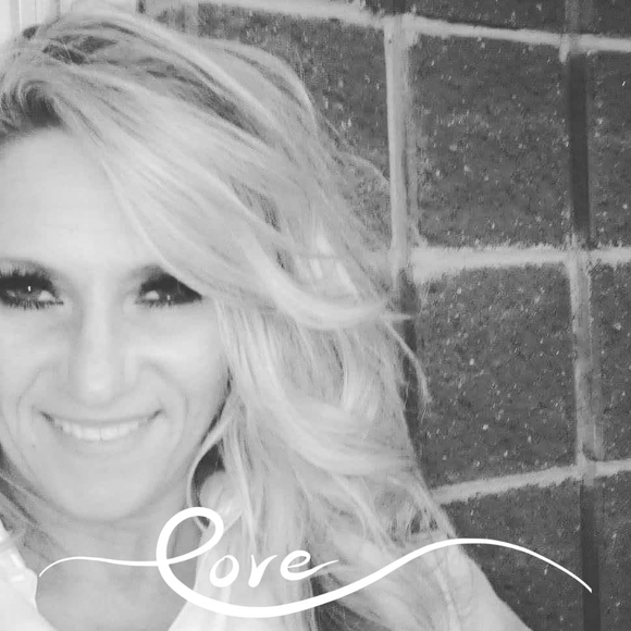 Meet your Posher, Nicole - Picture 1 of 1